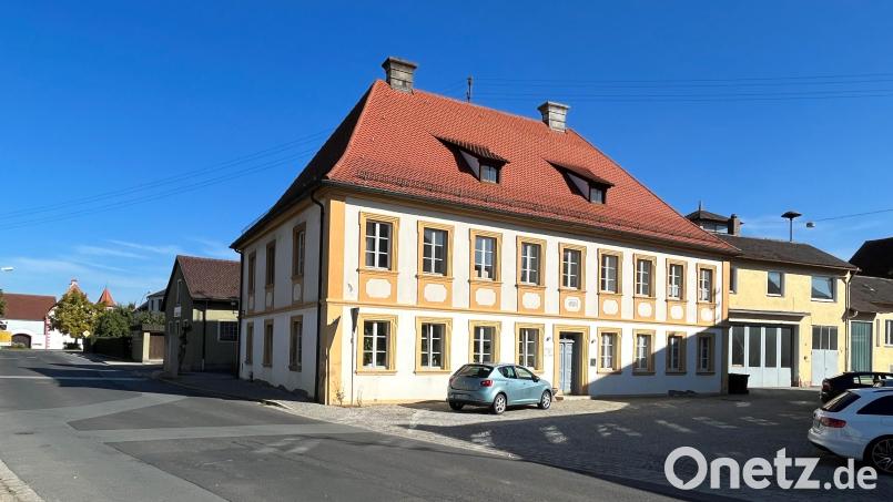 Das Vilsecker Bürgerspital aus dem Jahr 1725 soll neue Holzfenster und eine neue Haustür erhalten, auch der Sockel ist zu sanieren. Um die dafür notwendigen Finanzmittel zu generieren, plant der Stadtrat, von der Spitalstiftung ein Grundstück zu erwerben. Bild: e