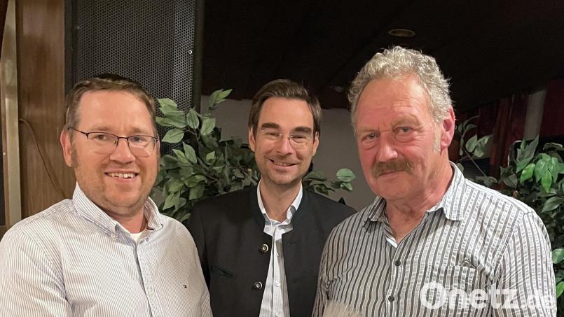 CSU-Vorsitzender Manfred Wolfrath (links) und Landtagsabgeordneter Stephan Oetzinger (Mitte) danken dem ehemaligen Vorsitzenden und Gemeinderat Josef Stangl für seine Arbeit. Bild: bgm
