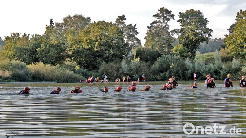 Die Einsatzkräfte der Wasserwacht und der DLRG Amberg bildeten in den Weihern eine Suchkette. Bild: Hans Bernreuther