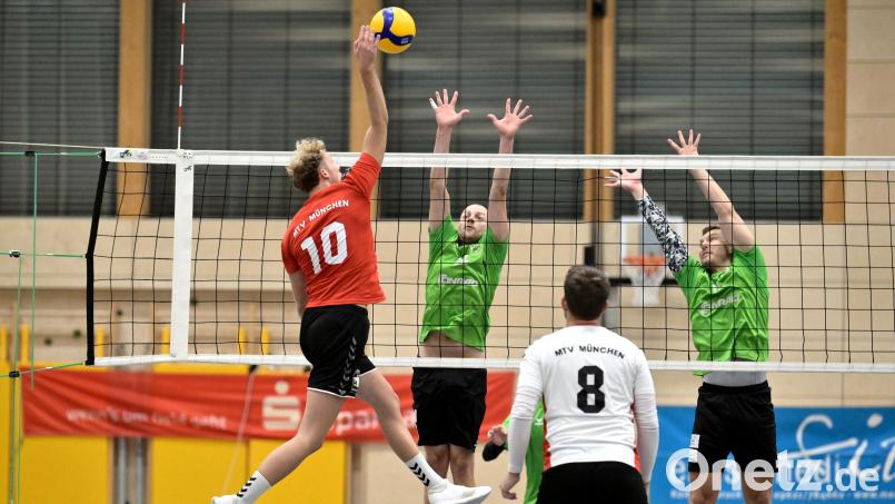 Milan Dörnhöfer (im grünen Trikot links) und Mario Peutler (rechts) bei einem Zweierblock am Netz. Die Volleyballer des VC DJK Amberg sind am zweiten Spieltag zu Gast beim SV Schwaig II. Archivbild: Hubert Ziegler