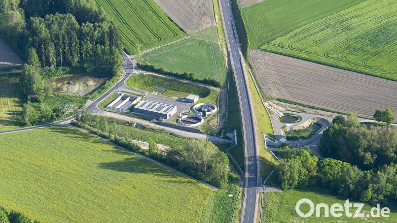 Fast zwei Jahre nach der Inbetriebnahme erhielt die Kläranlage Plößberg den kirchlichen Segen. Verbunden war die Feier mit Führungen und Einblicken in die Arbeit für die Bevölkerung. Bild: mür