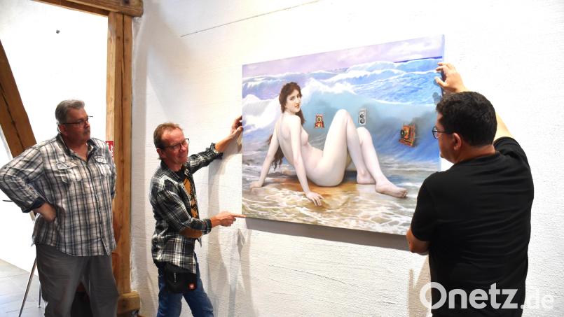 Werner Müller, Kunsthaus-Vorsitzender Wolfgang Horn und Zweiter Vorsitzender Markus Braun (von links) haben Werke von zwei tschechischen Künstlern für die kommende Ausstellung ins rechte Licht gerückt. Das Gemälde auf dem Foto stammt von Petr Wiesner. Bild: ubb