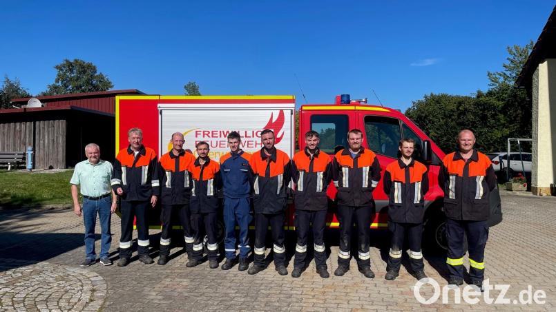 Bürgermeister Günter Kopp gratulierte Michael Reindl, Holger Staufer, Klaus Lautenbacher, Felix Reindl, Marco Bayerl, Patrik Drechsler, Kevin Drechsler, Tobias Hänel und Kommandant Norbert Schlicht (von lnks) zum Erfolg. r Bild: Thomas Seidl/exb