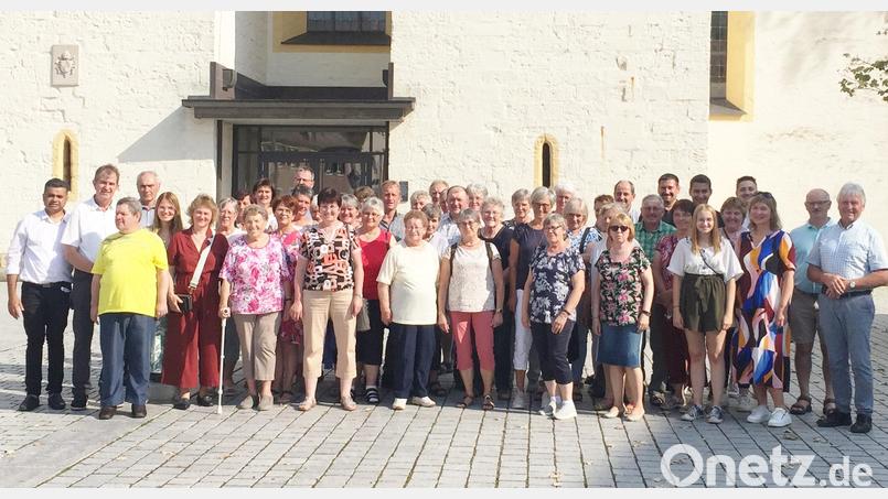 Pater Sain freut sich über den Besuch der Reisegruppe aus der Pfarreiengemeinschaft Trausnitz/Hohentreswitz/Weihern. Bild: G. Wittmann/exb