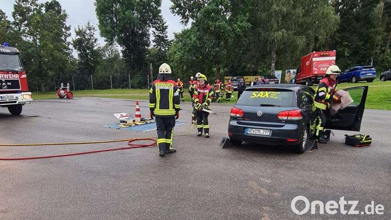 Ein verunglückter Pkw steht im Mittelpunkt der Leistungsprüfung &quot;Technische Hilfeleistung&quot; der Feuerwehr Pleystein. Zwei Gruppen der Wehr absolvieren die Prüfung professionell, so dass das Schiedsrichterteam und Altbürgermeister Johann Walbrunn nur lobende Worte für die geleistete Arbeit finden. Bild: bey