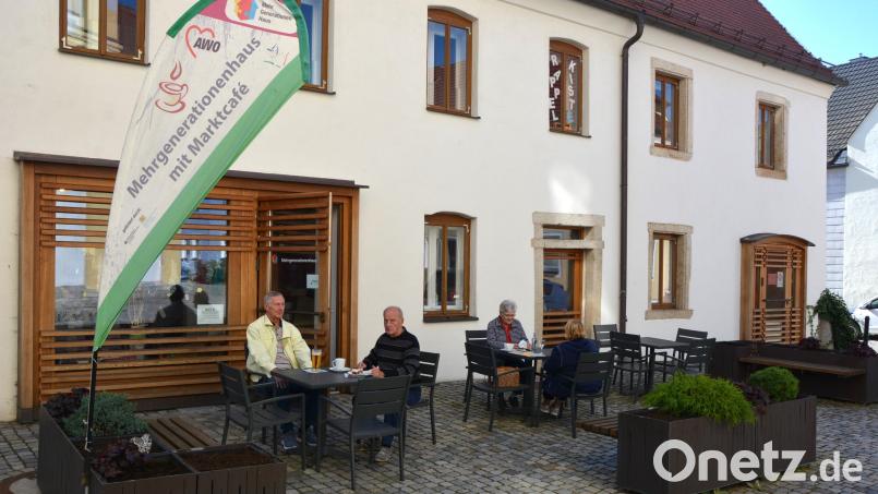 Zum 1. Oktober übernimmt der Caritas-Kreisverband die Trägerschaft des Mehrgenerationenhauses in Mitterteich. Ins Gebäude am Kirchplatz ist auch das Marktcafé integriert, bei passendem Wetter wird auch außen bestuhlt. Bild: jr