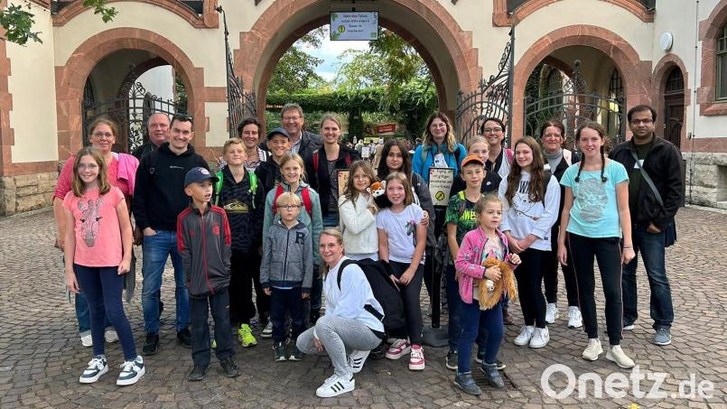 Die Ministranten aus Ebnath mit Eltern und Pfarrer Pater Anish George (hinten, rechts) vor dem Leipziger Zoo. Bild: soj