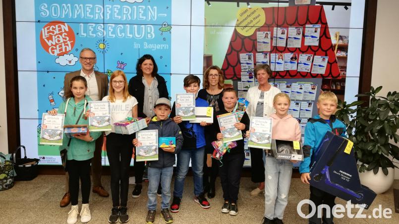 Die Gewinner des Sommerferien-Leseclubs mit Bürgermeister Bernd Sommer und dem Team der Stadtbücherei, Gerda Sommer, Andrea Burger und Kristina Gebel (von rechts). Bild: Stadt Waldsassen/exb