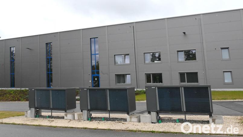 Die neue, fast 2500 Quadratmeter große Produktionshalle der Firma Herding Filtertechnik wird zu 80 Prozent über drei leistungsstarke Wärmepumpen (im Vordergrund) beheizt, und auf dem Dach liefert eine PV-Anlage mit knapp 900 Kilowatt Peak Leistung Strom für die energieaufwendige Produktion. Bild: gf