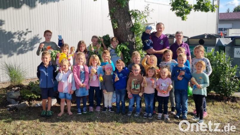 22 Kinder beteiligten sich am Wettbewerb &quot;Wer hat die größten Pastinaken?&quot; des Gartenbau- und Ortsverschönerungsvereins Schmidgaden. Bild: Dirrigl/exb