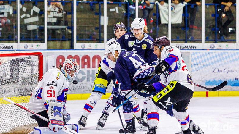Mit dem Heimspiel gegen den EC Peiting starten die Blue Devils am Freitag in die neue Oberliga-Saison. Im letzten Vorbereitungsspiel feierten die Weidener einen 7:0-Erfolg gegen den Deggendorfer SC (Szene mit Vladislav Filin, Nummer 47, und Neal Samanski vor dem Kasten von DSC-Goalie Timo Pielmeier). Archivbild: Werner Moller