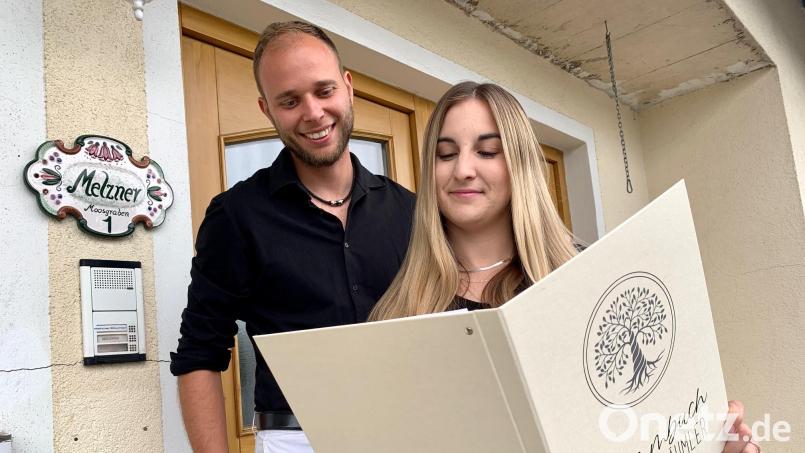 Aus "Melzner" wird Bäumler: Der Geburtsname von Fabian Melzner aus Schwarzenbach steht noch an der Haustür über der Klingel. Nach der Hochzeit hat er als einer der wenigen Männer den Nachnamen seiner Frau Alina angenommen. Bild: Gabi Schönberger