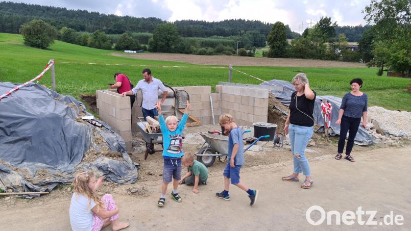 Der Bau eines Bushäuschens ist in Steinling ein Ereignis für die ganze Familie. Bild: gru