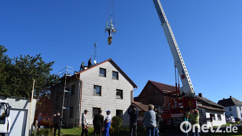 Nach einem viertel Jahr Sanierung des Zwiebelturmes wurde die Matzersreuther Dorfglocke wieder an ihren angestammten Platz installiert. Bild: szl