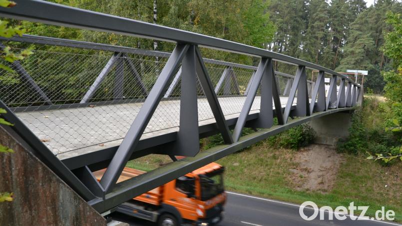 Äußerlich scheint die Brücke intakt, aber die Schäden am Lager machen eine erneute Sperrung nötig. Das Bauamt Amberg-Sulzbach hat den Zugang von beiden Seiten verbarrikadiert. Bild: as