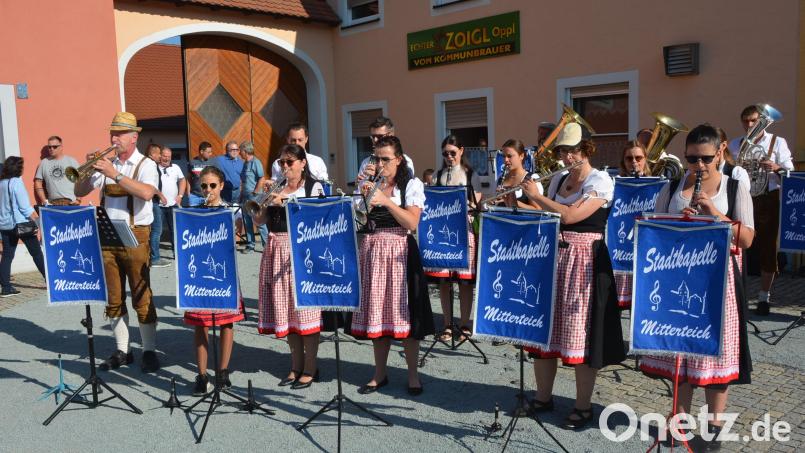 Die Mitterteicher Stadtkapelle – hier jüngst beim Auftritt beim Zoigltag– veranstaltet am Kirchweihsamstag einen Böhmischen Abend im Josefsheim. Bild: jr