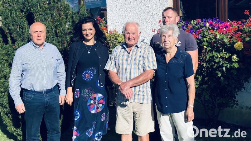 Josef Malzer (Dritter von rechts) feierte seinen 85. Geburtstag in Helmbrechts bei Poppenreuth. Im Namen der Stadt Waldershof gratulierten Seniorenbeauftragter Gerhard Weber und Bürgermeisterin Margit Bayer (von links). Als Erste jedoch beglückwünschten ihn Sohn Peter und Ehefrau Hedwig (von rechts). Bild: wro