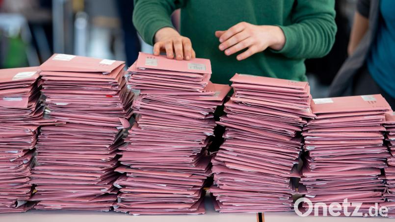 Nicht erst seit dem Corona-Lockdown werden die Stapel für die Briefwahl (Bild) höher. Im Landkreis Schwandorf könnten die Briefwähler bei der Landtags- und Bezirkstagswahl am 8. Oktober die der Urnengänger übertreffen. Symbolbild: Sven Hoppe/dpa
