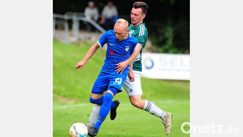 Tobias Müller (rechts, im Spiel beim FC Eintracht Münchberg) fehlt dem SV Mitterteich krankheitsbedingt in Großschwarzenlohe. Bild: Schrems