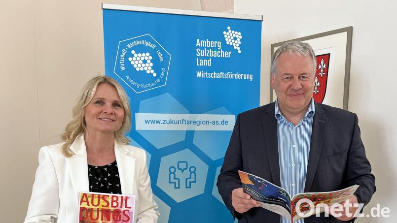 Landrat Richard Reisinger und Projektkoordinatorin Martina Bösl freuen sich über rund 90 Ausbildungsberufe, die im neuen Ausbildungskompass vorgestellt werden. Bild: Christine Hollederer
