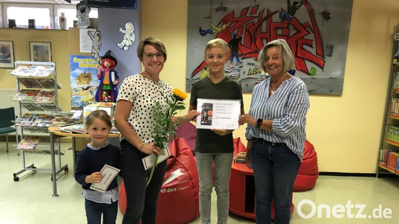 Bei der Übergabe des Preises freuen sich: (von links) Laura und Julia Eiber, Linus Metelka und Christine Wolf. Bild: Stadt Windischeschenbach/exb