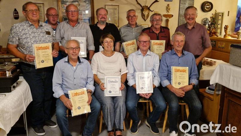 Das Bild zeigt die Geehrten, die am Jubiläumsabend vom Don Promillo Club für ihre langjährige Mitgliedschaft ausgezeichnet wurden. Bild: Don Promillo Club/exb