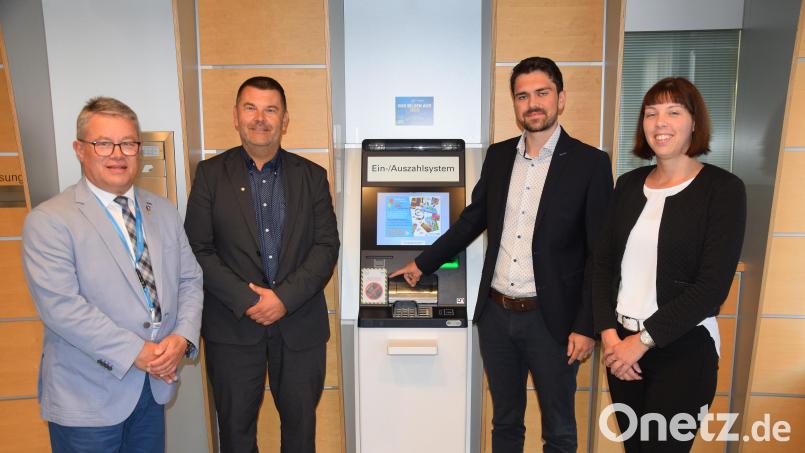 Die Raiffeisenbank Unteres Vilstal sichert die Geldbestände in den Automaten zusätzlich mit Einfärbe-Systemen (von links): Kriminalhauptkommissar Wolfgang Sennfelder von der Kripo Amberg, Bankvorstand Michael Doblinger, sowie die Orga-Leute Sebastian Hummel und Nina Friedrich. Bild: bö