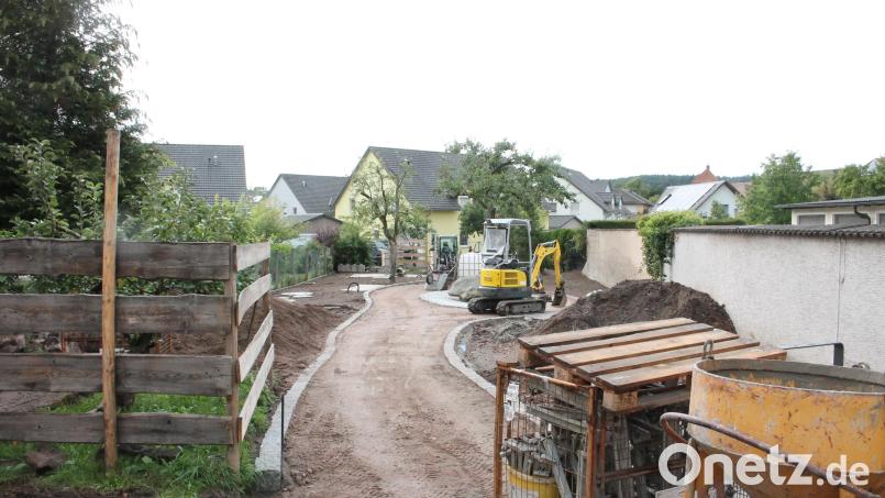 Noch regieren im künftigen &quot;Obstgärtchen&quot; die Baumaschinen und Handwerker. Doch wenn die grüne Oase fertig ist, sollen nicht nur die Bäume, sondern auch eine Trinkwasserzapfstelle Erfrischung bieten. Bild: bjp