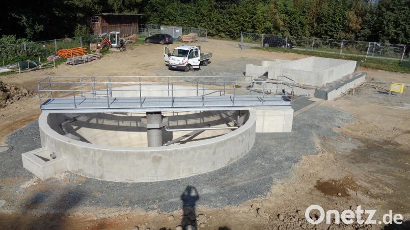 Die Kläranlagenbaustelle macht große Fortschritte. Vorne das große runde Nachklärbecken, dahinter das Festbett, die biologische Stufe der Klärung. Bild: amö