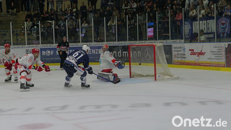 Die Blue Devils besiegten zum Saisonauftakt den EC Peiting mit 4:3. Hier erzielt David Elsner das zwischenzeitliche 1:1. Bild: Elke Englmai