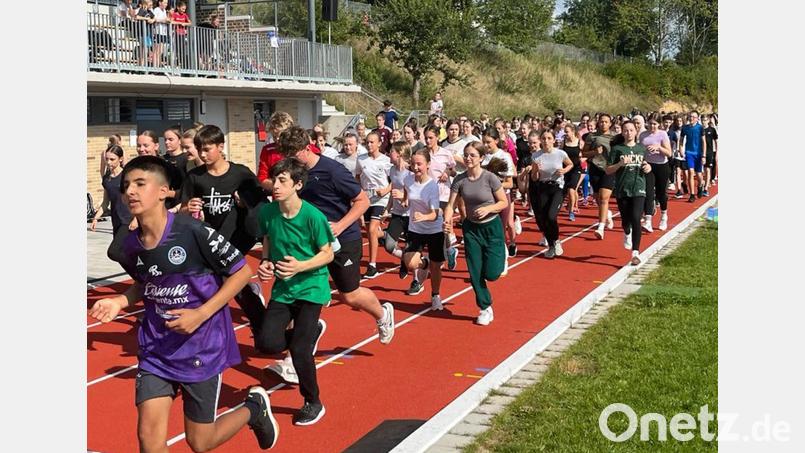 Vor der Tribüne erfolgte der Start zur Stadionrunde, bevor es dann hinaus zur insgesamt einen Kilometer langen Laufstrecke ging. Bild: lg