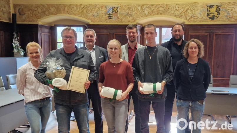 Gratulationsrunde im Rathaussaal: (von links) Personalleiterin Michele Schwarz, Matthias Regn, Bürgermeister Joachim Neuß, Madlen Götz, Geschäftsleiter Matthias Edtbauer, Marius Horn, Personalratsvorsitzender Christian Lehner und Bäderleiterin Stefanie Mohles. Bild: Stadt Auerbach/exb