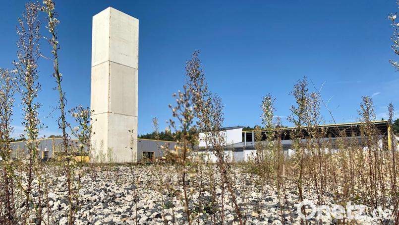 Trostlose Erinnerung an einst große Pläne: Hier im Eschenbacher Industriegebiet sollte der neue Lippert-Sitz entstehen. Ende 2022 wurde noch der Aufzugsschacht für einen neuen Bau erstellt. Seither sind dort nur noch die Gräser gewachsen.