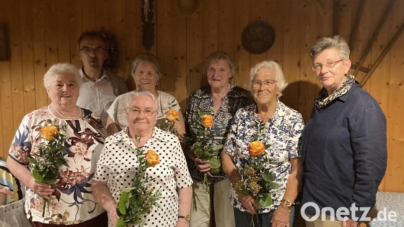 Pfarrer Martin Besold (Zweiter von links) und Diakonin Anke Himmel (rechts) mit den Geehrten (von links) Olga Rottmann, Ada Schönig (vorn), Gisela Bauschke (hinter Schönig), Elfriede Häupl und Siegrid Häupler. Bild: Rita Kunz/exb