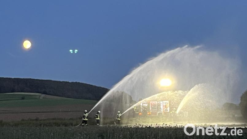 Für die Feuerwehren in der Gemeinde Schwarzach stand im Zuge der Brandschutzwoche in Wölsendorf eine gemeinsame Übung auf dem Program. Bild: Grabinger/exb