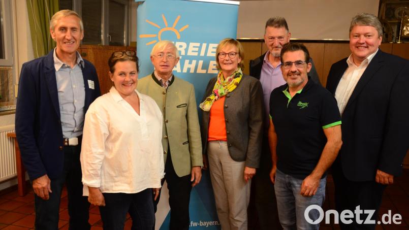 Der neu gewählte Vorstand mit den Landtags- und Bezirkstagskandidaten, darunter Bernhard Schmidt (rechts) aus Erbendorf. Bild: Kunz