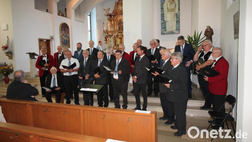 &quot;Da Wald braust Dir, Herrgott, zu Lob und Ehr&quot;: Mit der &quot;Waldlermesse&quot; setzen Chorsänger aus Trabitz, Neustadt am Kulm und Speichersdorf den musikalischen Rahmen des Festgottesdienstes zur 100-Jahr-Feier des Männergesangvereins Trabitz. Bild: bjp