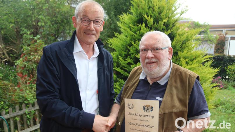 Hubert Söllner (rechts), langjähriger freier Mitarbeiter der Amberger Zeitung im Unteren Vilstal, erhielt zum 85. Geburtstag viele Glückwünsche, unter den Gratulanten war auch Riedens Bürgermeister Erwin Geitner. Bild: mrr