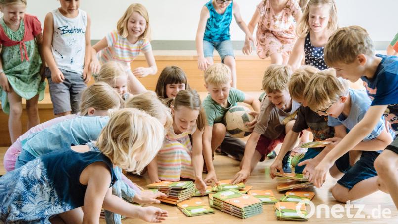 Ganz heiß waren die Schüler bei der Verteilung der Möhrchenhefte auf das Werk. Bild: Henry Sowinski/exb