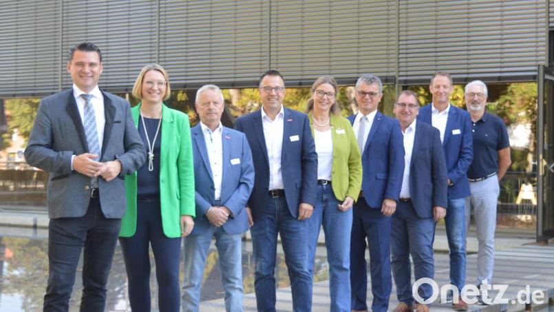 Waren Ansprechpartner beim Tag der Unternehmensnachfolge: (von links) Landrat Thomas Ebeling, Daniela Klemm (IHK Regensburg), Klaus Jochim und Andreas Keller (HWK Niederbayern-Oberpfalz), Andrea Kahr (IHK Niederbayern), Bürgermeister Martin Birner (Stadt Neunburg v. Wald), Albert Eckl (Hans Lindner Stiftung), Christian Meyer (Wirtschaftsförderer des Landkreises. Schwandorf) und Werner Dietrich (Stadt Neunburg) Bild: Laura Hlawatsch/exb