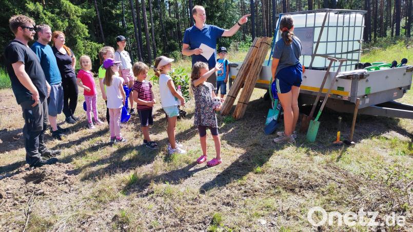 14 Kinder im Alter von 5 Jahren bis 14 Jahren kommen zur Baumpflanzaktion am Fischberg. Bild: Liebl/exb