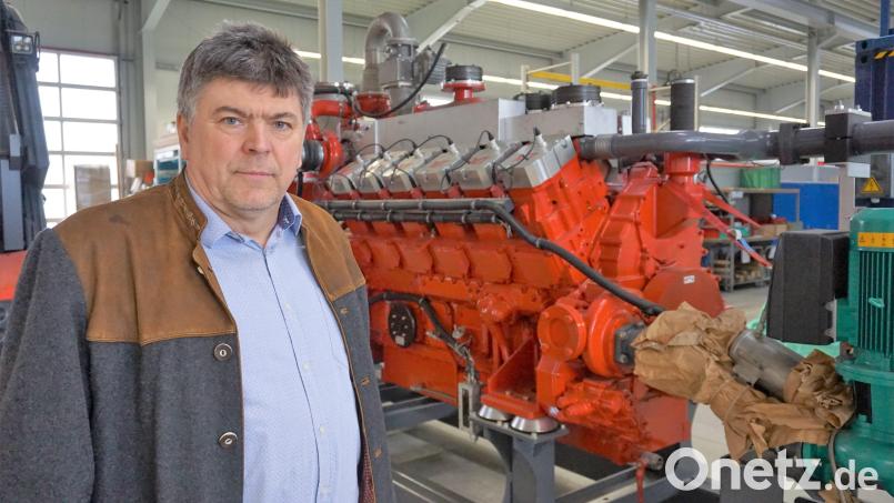 "Foto nur vor einem Motor, weil man mich so kennt": Robert Völkl wirbt aber auch für Gas aus Biomassen und Abfällen. Als eine Alternative zu Putins Erdgas. Bild: jut