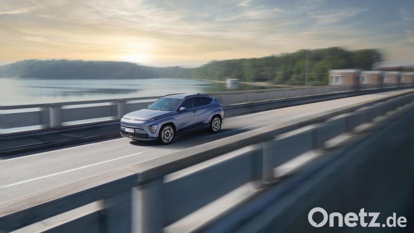 Moderne Zeiten und große Weiten: Wer ein kompaktes E-Auto sucht, findet im Hyundai Kona ein Modell, dass im besten Fall über 500 Kilometer Reichweite bietet. Bild: Hyundai/dpa