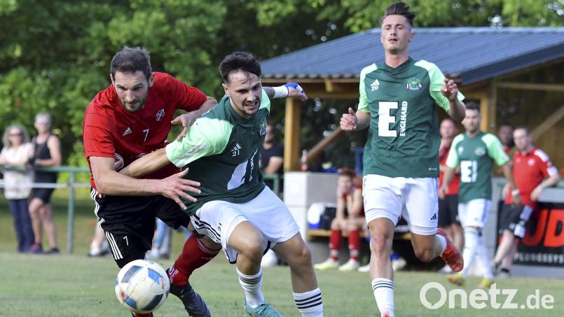 Nur schwer zu stoppen: Der Ursensollener Spielertrainer und Top-Torjäger Thomas Kotzbauer (links) schießt mal wieder die Kreisklasse Süd kurz und klein. Am Samstag trifft er in Ammerthal (hier ein Bild vom Testspiel gegen das Bayernligateam) auf die Reserve seines Ex-Vereins. Archivbild: Hubert Ziegler