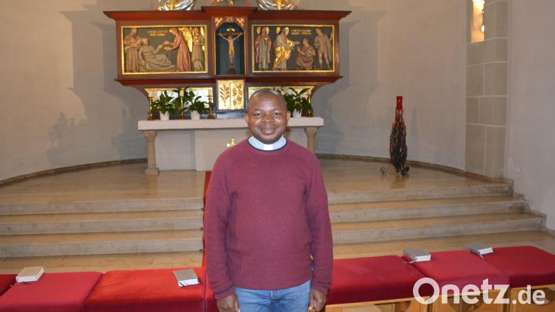 Pfarrvikar Luke Eze im Altarbereich der Stadtpfarrkirche St. Jakob in Mitterteich – in der Pfarreiengemeinschaft ist er erstmals seit seiner Ankunft in Deutschland seelsorgerisch tätig. Bild: jr