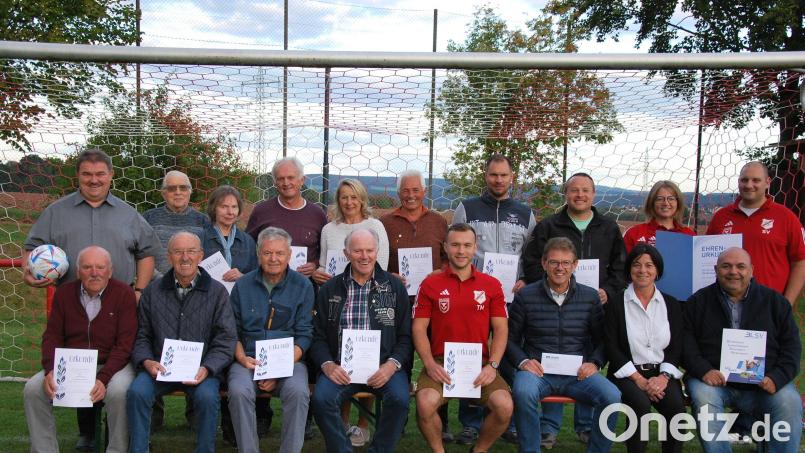Bei seiner 60-Jahr-Feier ehrt der SV Michaelpoppenricht langjährige Mitglieder. Den Jubilare gratulieren Vorsitzender Sven Schmidt und und seibne Stellvertreterin Yvonne Roidl (hinten von rechts), BFV-Kreisspielleiter Albert Kellner (hinten links) sowie (vorn, von rechts) BLSV-Kreisvorsitzender Thomas Gebele, Dritte Bürgermeisterin Claudia Kammerl und Vorstand Andreas Reindl von der VR-Bank Amberg-Sulzbach. Bild: ew