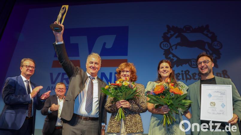 Jubel im Amberger Kongresszentrum: Hans-Jürgen Nägerl (Dritter von links) freut sich mit Frau Susanne, Tochter Katharina und Schwiegersohn Christian Fleischmann (weiter von links) über den Wirtschaftspreis der Stadt Amberg und des Landkreises Amberg-Sulzbach. Bild: Wolfgang Steinbacher