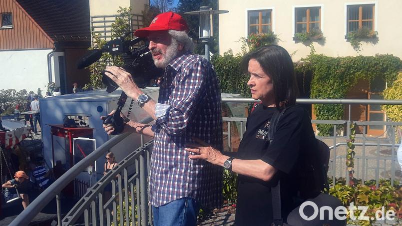 Renate Hermann unterstützt ihren Mann bei den Dreharbeiten bei Veranstaltungen in der Gemeinde. Bild: ld