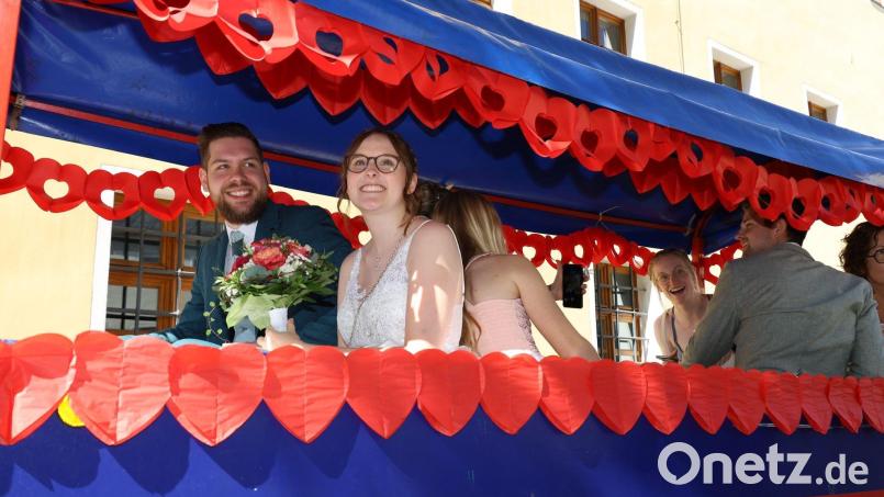Die frischgebackenen Eheleute Magdalena Eckl und Jonas Prill fahren auf dem "Pfreimder Bockl" ins Eheglück. Bild: Ulrike Kiendl/exb