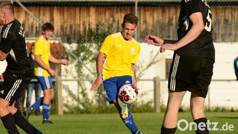 Andreas Lehner (Mitte) zieht im Mittelfeld die Fäden. Der SC Altfalter führt die tabelle der A-Klasse Nord an. Bild: ham